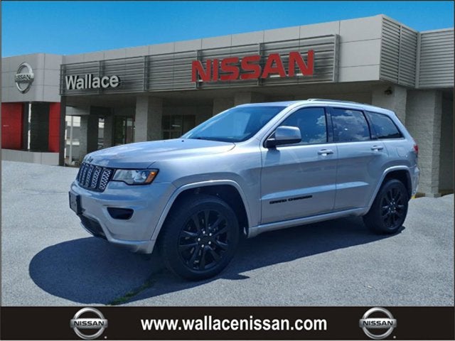 2019 Jeep Grand Cherokee Altitude in Billet Silver Metallic Clearcoat — front three-quarter view